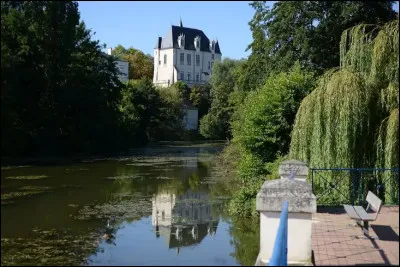 Elle a connu un d&eacute;veloppement important gr&acirc;ce &agrave; son r&ocirc;le administratif et militaire, notamment avec l&rsquo;implantation de bases a&eacute;riennes au XXᵉ si&egrave;cle. De quelle ville s'agit-il ?