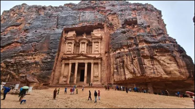 Dans quel pays se trouve la ville de Petra ?