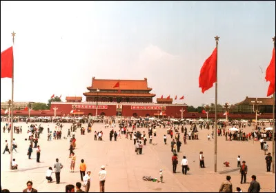 Dans quelle ville se trouve la c&eacute;l&egrave;bre place Tian'anmen ?