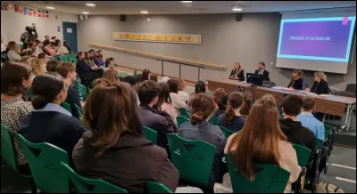 Certaines sc&egrave;nes se passent dans un lyc&eacute;e.