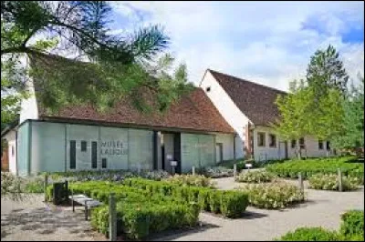 Notre balade prend fin au mus&eacute;e Lalique, &agrave; Wingen-sur-Moder. Commune de l'arrondissement de Saverne, elle se situe en r&eacute;gion ...