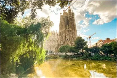 Dans quel pays se trouve la ville de Barcelone ?