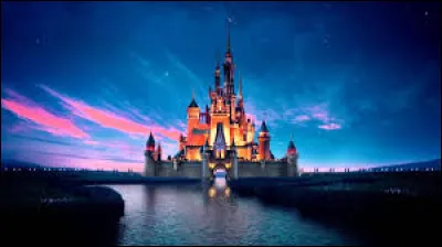 Raiponce, assise sur un tronc, mange des popcorns en regardant Mulan..."Moi aussi j'avais un protecteur, m&ecirc;me si je ne le savais pas au d&eacute;but&hellip;Il avait une dr&ocirc;le de t&ecirc;te, mais il m'a aid&eacute;e &agrave; sortir de ma tour.Si on veut prot&eacute;ger les enfants, il faut des gens comme lui. Quel &eacute;tait son nom d&eacute;j&agrave;, je ne me souviens plus..."