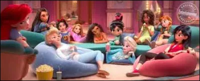 Merida grimpe sur un rocher, l'arc &agrave; la main, et observe la for&ecirc;t comme si elle cherchait un danger invisible. Elle dit qu'elle a compris tr&egrave;s jeune que prot&eacute;ger les autres demande d'abord de comprendre leurs peurs.Elle caresse la plume de sa fl&egrave;che, puis raconte que quelqu'un l'a aid&eacute;e &agrave; comprendre cela, m&ecirc;me si cette personne n'&eacute;tait pas toujours&hellip; humaine : sa m&egrave;re. En quel animal se transformait-elle ?