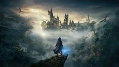 Ron arrive en courant, une plume coinc&eacute;e dans les cheveux, expliquant qu'il a pass&eacute; l'&eacute;t&eacute; &agrave; essayer de r&eacute;parer sa baguette magique en secret... Ce fut un &eacute;chec. Ses yeux brillent, il est tr&egrave;s stress&eacute;. Si sa m&egrave;re l'apprend... Elle risque de lui envoyer une lettre tr&egrave;s &eacute;pic&eacute;e ! Tout le monde rit, se rappelant de cette fameuse :