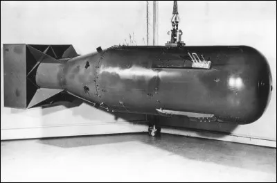 Quel c&eacute;l&egrave;bre projet am&eacute;ricain permit de d&eacute;velopper la bombe atomique ?