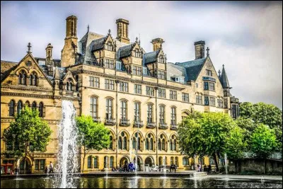 &Agrave; quel &acirc;ge s'inscrit-il &agrave; l'&eacute;cole d'arts plastiques de Bradford ?