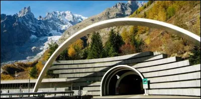 Le tunnel du Mont-Blanc a une longueur de 11 611 m&egrave;tres .
