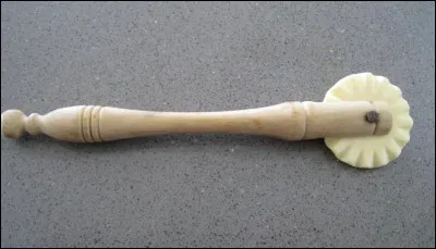 Quel est ce petit instrument &agrave; la roue dentel&eacute;e qui sert &agrave; d&eacute;couper des tartes ou &agrave; confectionner des ravioles ?