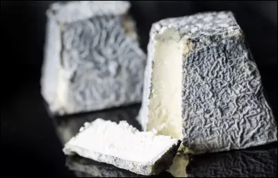 Quel est ce fromage de ch&egrave;vre berrichon, au lat cru entier, pyramide tronqu&eacute;e, cendr&eacute;e avec du charbon v&eacute;g&eacute;tal ?