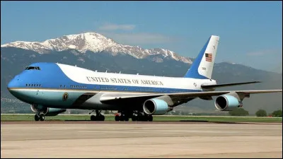 De quelle couleur est principalement la livr&eacute;e traditionnelle d'Air Force One ?