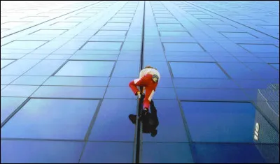 Quel est le surnom d'Alain Robert, grimpeur urbain, c&eacute;l&egrave;bre pour ses ascensions de gratte-ciel en solo int&eacute;gral ?