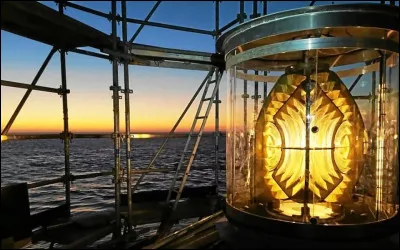 Quel &eacute;l&eacute;ment d'un phare &eacute;met la lumi&egrave;re visible de loin ?