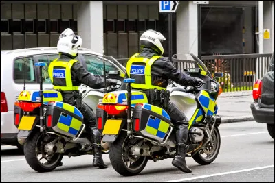 Une moto de la police te double et te regarde bizarrement :