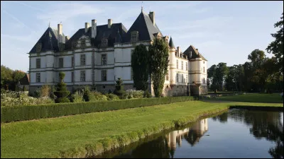 Comment s'appelle ce ch&acirc;teau situ&eacute; en Sa&ocirc;ne-et-Loire ?