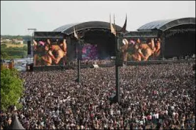 Dans quelle ville se d&eacute;roule le festival de musique "Hellfest" ?