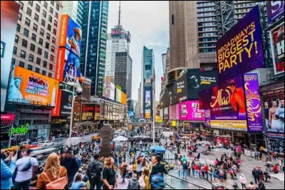 Times Square, surnomm&eacute; le "carrefour du monde". Je n'ai plus que quelques m&egrave;tres &agrave; parcourir pour rejoindre Central Park. O&ugrave; suis-je ?