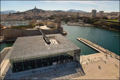 - C'est un mus&eacute;e ?- Oui le Mucem.- C'est un mus&eacute;e ou un Mucem ?- Ce mus&eacute;e... est le Mucem.O&ugrave; suis-je ?
