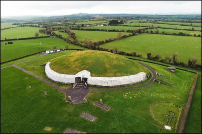Newgrange est un tombeau n&eacute;olithique de 85 m&egrave;tres de diam&egrave;tre. Il est l&rsquo;un des sites pr&eacute;historiques les plus imposants d&rsquo;Europe et il a surtout &eacute;t&eacute; construit 600 ans avant la grande pyramide de Gizeh et pr&egrave;s de 1000 ans avant Stonehenge ! O&ugrave; suis-je ?