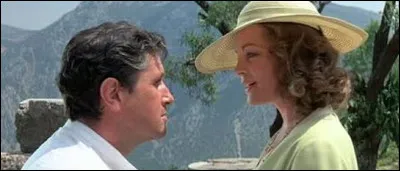 Dans ce film, Margot Santorini (Romy Schneider), femme d'ambassadeur en poste &agrave; Ath&egrave;nes en 1936, repousse les avances de l'industriel Raoul Malfosse (Noiret) et sauve un opposant au r&eacute;gime, pourchass&eacute; (Victor Lanoux) : c'est ...