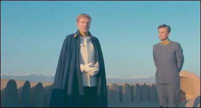 Quel est ce film, dans lequel le jeune lieutenant Drogo (Jacques Perrin) est affect&eacute; &agrave; la d&eacute;fense d&rsquo;une forteresse isol&eacute;e ?