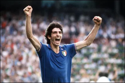 Quel joueur italien a conduit son &eacute;quipe au titre mondial en 1982 ?