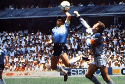 Quel joueur a inscrit le c&eacute;l&egrave;bre but de la &laquo; Main de Dieu &raquo; en 1986 ?
