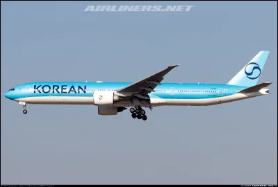 En 1983, le vol 007 de la Korean Air Lines a &eacute;t&eacute; tragiquement abattu par un chasseur sovi&eacute;tique au-dessus de l'espace a&eacute;rien de l'Union sovi&eacute;tique. Quel &eacute;tait le type exact de l'appareil intercepteur (le mod&egrave;le pr&eacute;cis de l'avion), qui a tir&eacute; le missile, et quel &eacute;tait le nom de code officiel attribu&eacute; &agrave; cet appareil par l'OTAN ?