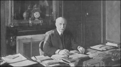 Dans un nouveau discours radiodiffus&eacute;, le 20 juin, P&eacute;tain &eacute;num&egrave;re les "causes de notre d&eacute;faite" : qu'est ce qui n'en fait pas partie ?