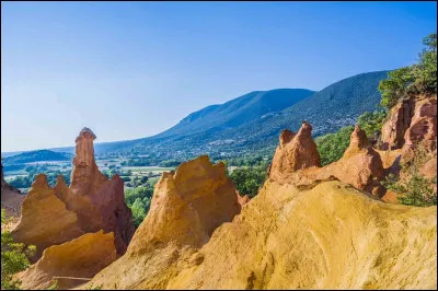 Dans quel d&eacute;partement est situ&eacute; ''Le Colorado proven&ccedil;al'' sachant que ce d&eacute;partement est le 84 ?