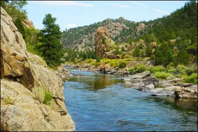 ''L'Arkansas'' (rivi&egrave;re) traverse l'&Eacute;tat du Colorado et est un affluent de quel grand fleuve am&eacute;ricain ?