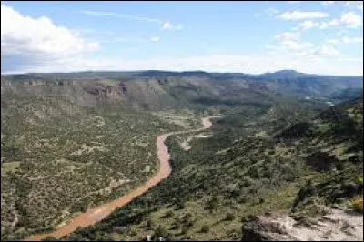 Quel est ce fleuve qui prend sa source dans le Colorado ?