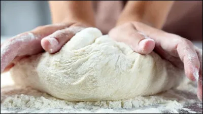 Que signifie l'expression &laquo; Mettre la main &agrave; la p&acirc;te &raquo; ?
