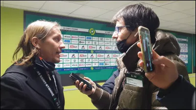 Quel est le nom de l'espace r&eacute;serv&eacute; aux journalistes lors d'une comp&eacute;tition sportive afin de recueillir les r&eacute;actions &agrave; chaud des sportifs avant leur retour aux vestiaires ?