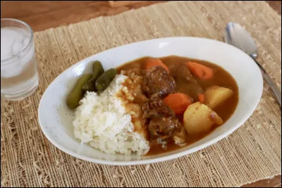 Quelle &eacute;pice donne sa couleur jaune au curry ?