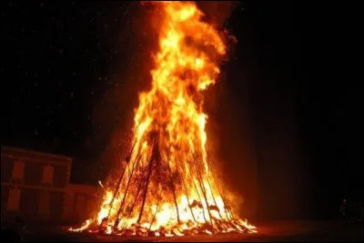 Dans quel pays trouve-t-on la f&ecirc;te de la Saint-Jean avec de grands feux de joie ?