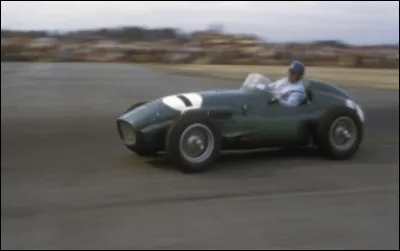 Juan Manuel Fangio a remport&eacute; cinq titres mondiaux.