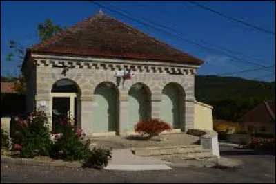 Nous d&eacute;marrons notre balade en Bourgogne-Franche-Comt&eacute;, &agrave; Arcey. Petit village de 51 habitants, dans l'aire d'attraction Dijonnaise, il se situe dans le d&eacute;partement ...