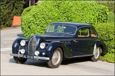 Consid&eacute;r&eacute;e par certains comme le dernier mod&egrave;le produit par sa famille historique, cette automobile s'inscrit dans la d&eacute;cennie 1950, une p&eacute;riode noire pour les marques de prestige, en particulier tricolores. Quel nom porte cette auto ?
