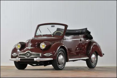 Surnomm&eacute;e "Louis XV" en raison de son design baroque et en rondeur, cette voiture construite majoritairement en aluminium s'est r&eacute;v&eacute;l&eacute;e trop innovante pour son &eacute;poque. Quel est le nom commercial de cette automobile ?