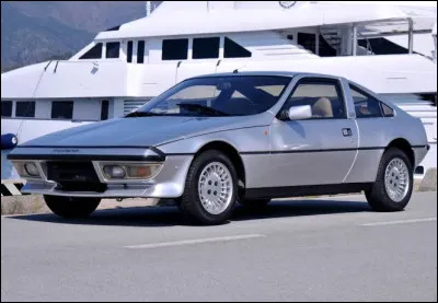 Malgr&eacute; son allure de Porsche 924 et son ch&acirc;ssis merveilleux, elle p&egrave;che sur un point symptomatique des sportives fran&ccedil;aises : son moteur. En effet, dot&eacute;e d'une m&eacute;canique &agrave; la hauteur de ses ambitions, cette voiture aurait pu s'imposer comme la r&eacute;f&eacute;rence absolue de son segment. Comment s'appelle cette auto ?