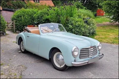 S'extirpant de son plafond de verre, cette voiture sign&eacute;e Pinin Farina marque un tournant singulier dans l'histoire de son constructeur. Quelle est cette automobile, v&eacute;ritable incarnation de la Dolce Vita fran&ccedil;aise au sortir de la guerre ?