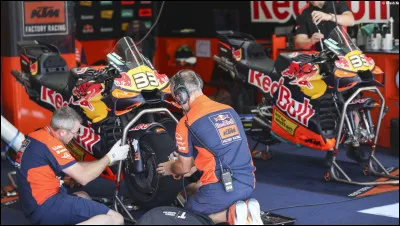 Un pilote MotoGP doit faire un arr&ecirc;t au stand obligatoire pendant chaque course.