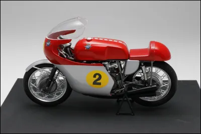 Le MotoGP a remplac&eacute; la cat&eacute;gorie 500 cm&sup3; en 2002.