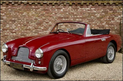 Bien que ce mod&egrave;le soit consid&eacute;r&eacute; comme la premi&egrave;re voiture &agrave; porter les initiales de son patron atypique, beaucoup r&eacute;torqueront que ce nombre n'est pas le premier. Pourtant, en math&eacute;matiques, 2 est bel et bien le tout premier nombre premier. Comment s'appelle cette voiture ?