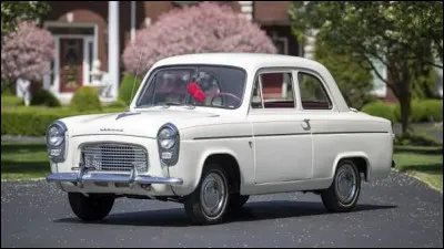 Fiert&eacute; nationale pour les Britanniques et v&eacute;ritable exclusivit&eacute; de leur march&eacute;, cette voiture aux allures de jouet ne ressemble &agrave; aucune autre. Quel est le nom de cette automobile ?
