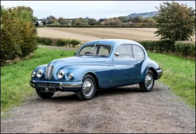 &Agrave; la fin de la Seconde Guerre mondiale, les prises de guerre comprenaient les propri&eacute;t&eacute;s industrielles allemandes. C'est ainsi que les plans et la m&eacute;canique d'une c&eacute;l&egrave;bre BMW ont servi &agrave; concevoir cette prestigieuse auto britannique. Saurez-vous me dire son nom ?