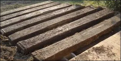 Quel est le nom de ces pi&egrave;ces pos&eacute;es en travers de la voie, sous les rails, pour en maintenir l'&eacute;cartement et l'inclinaison ?