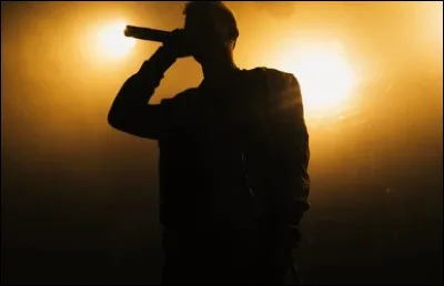 Quel chanteur engag&eacute; est l'auteur du titre ''Le chef de gare est amoureux'' ?