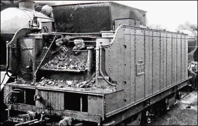 Quel est le nom de wagon plac&eacute; imm&eacute;diatement apr&egrave;s la locomotive pour assurer son approvisionnement en combustible ?